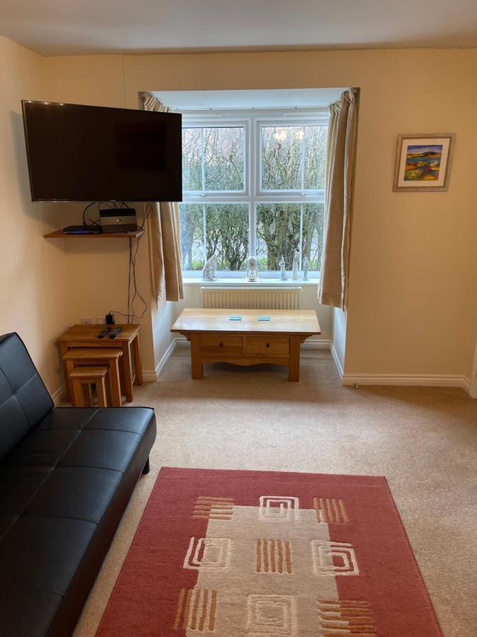 Spacious, Quiet, Sleeps 12, 3 Bathrooms, Parking, Kia 1 Holiday home Kirkby in Ashfield