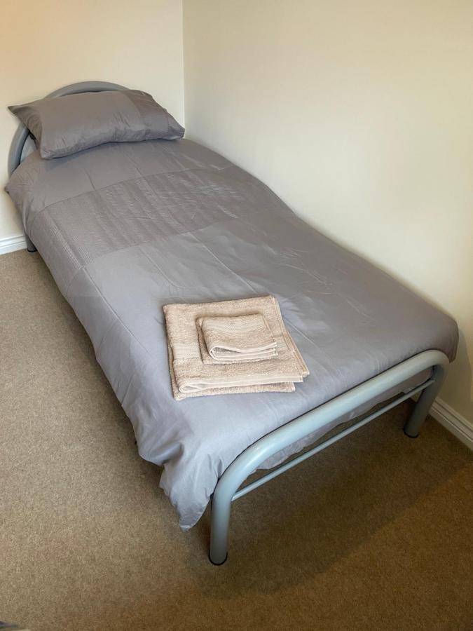 Spacious, Quiet, Sleeps 12, 3 Bathrooms, Parking, Kia 1 Holiday home Kirkby in Ashfield