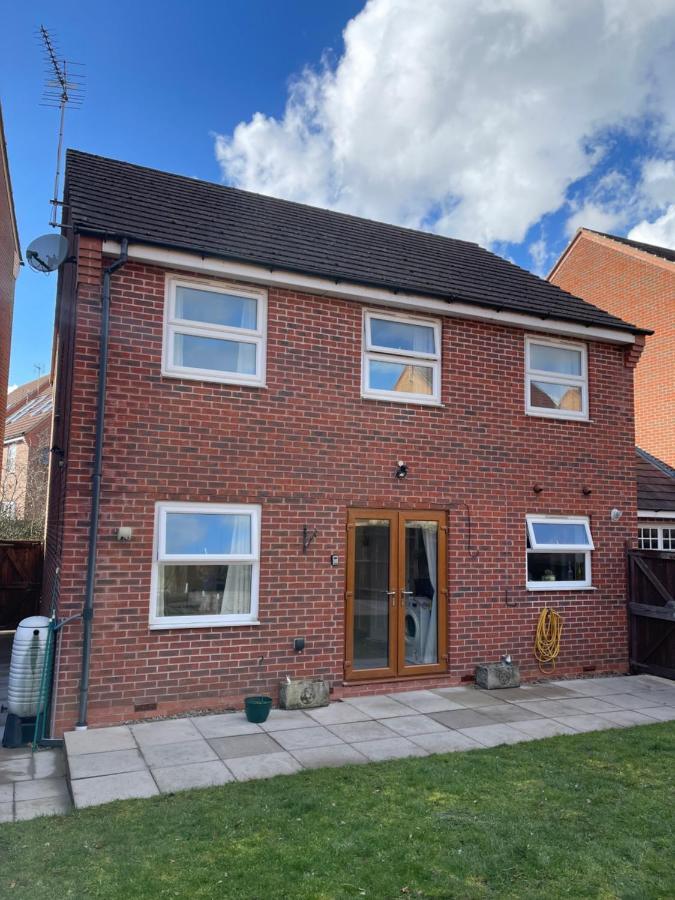 Spacious, Quiet, Sleeps 12, 3 Bathrooms, Parking, Kia 1 Kirkby in Ashfield