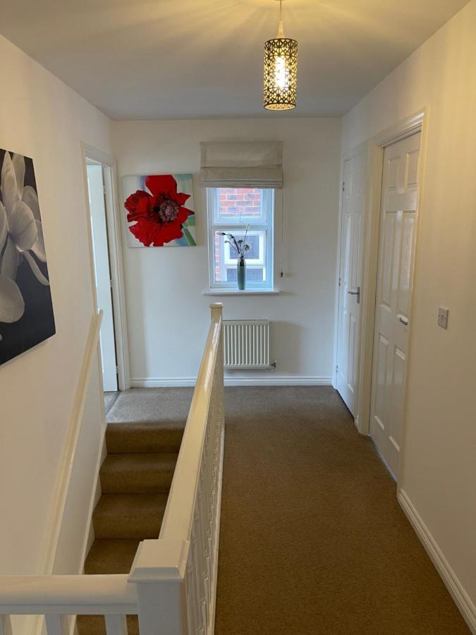 Spacious, Quiet, Sleeps 12, 3 Bathrooms, Parking, Kia 1 *
