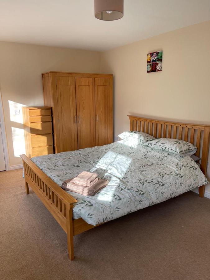 Spacious, Quiet, Sleeps 12, 3 Bathrooms, Parking, Kia 1 * Kirkby in Ashfield