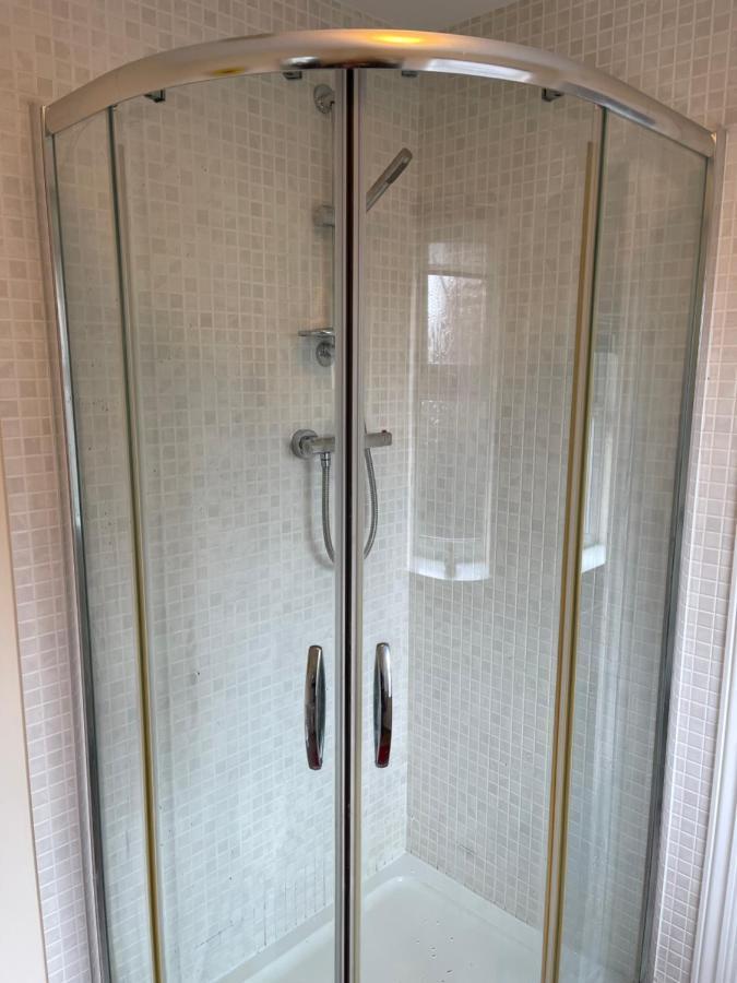 Holiday home Spacious, Quiet, Sleeps 12, 3 Bathrooms, Parking, Kia 1